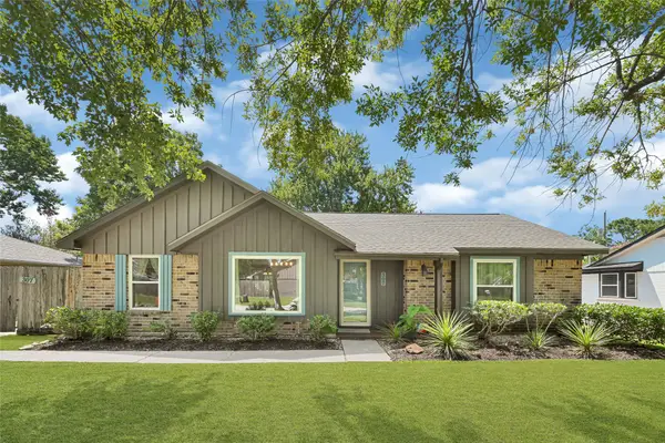 307 Winding Road, Friendswood, TX 77546