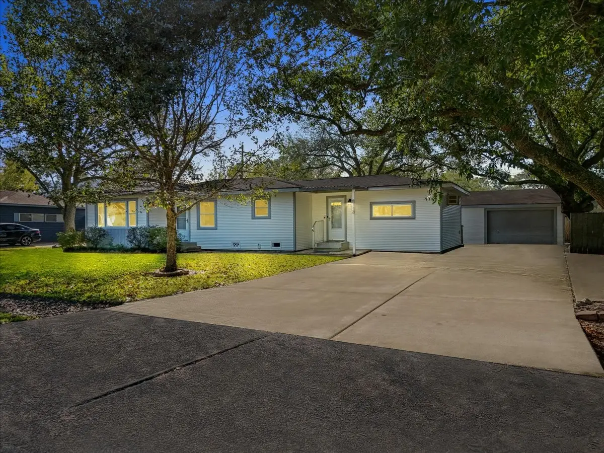8113 White Avenue, Hitchcock, TX 77563 - Image #1