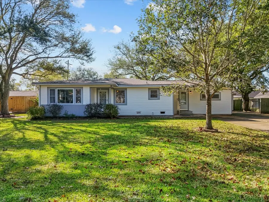 8113 White Avenue, Hitchcock, TX 77563 - Image #2