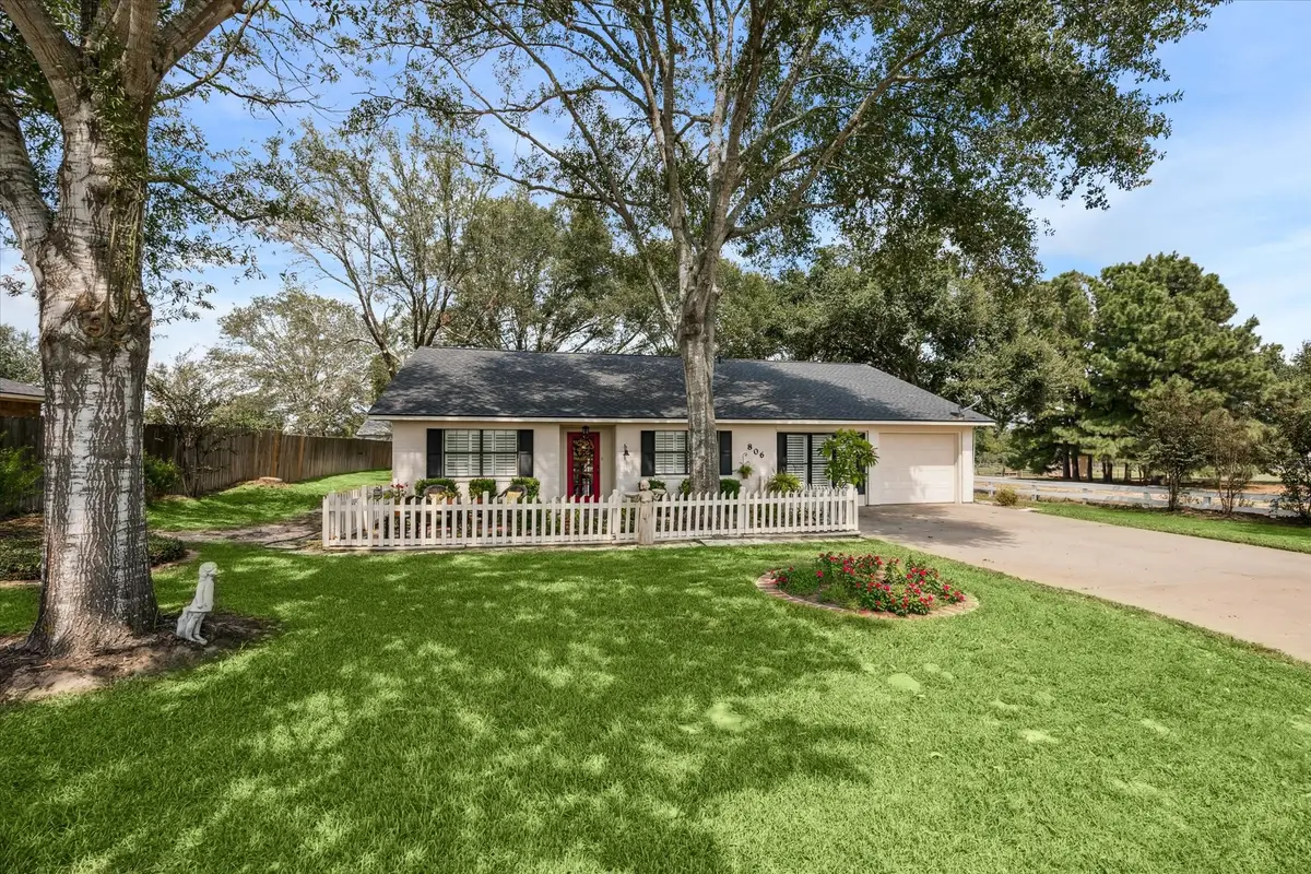 806 W Hacienda, Bellville, TX 77418 - #1