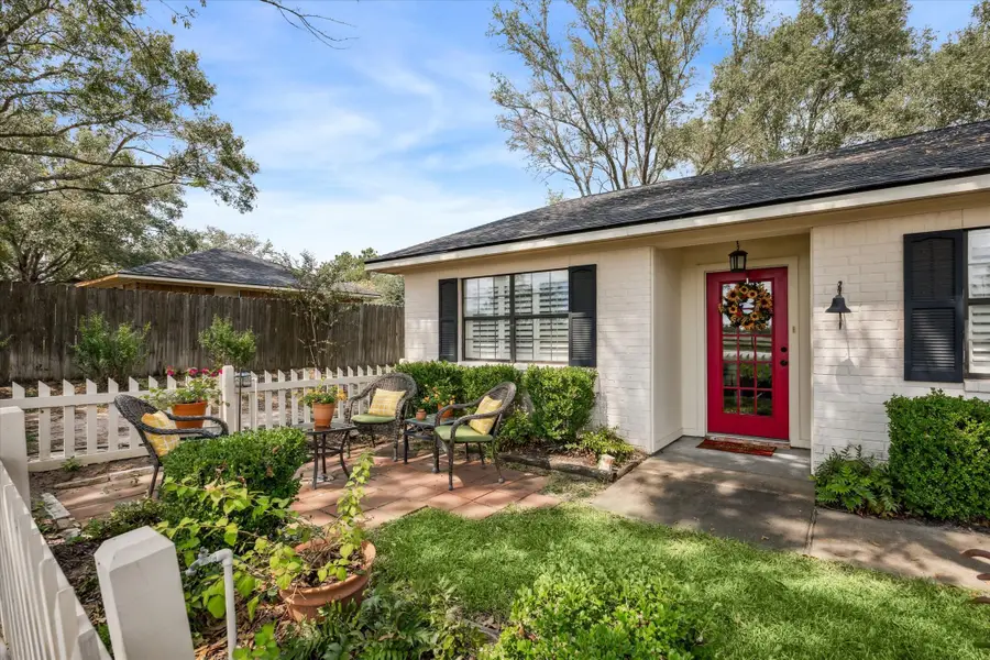 806 W Hacienda, Bellville, TX 77418 - #3