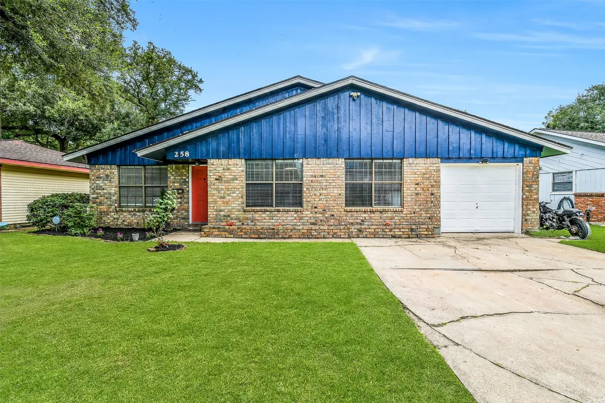 258 N Shanks Street, Clute, TX 77531 - #1