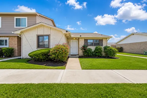 6517 S Briar Bayou Drive, Houston, TX 77072