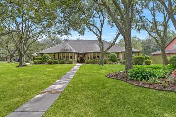 203 W Spreading Oaks Avenue, Friendswood, TX 77546