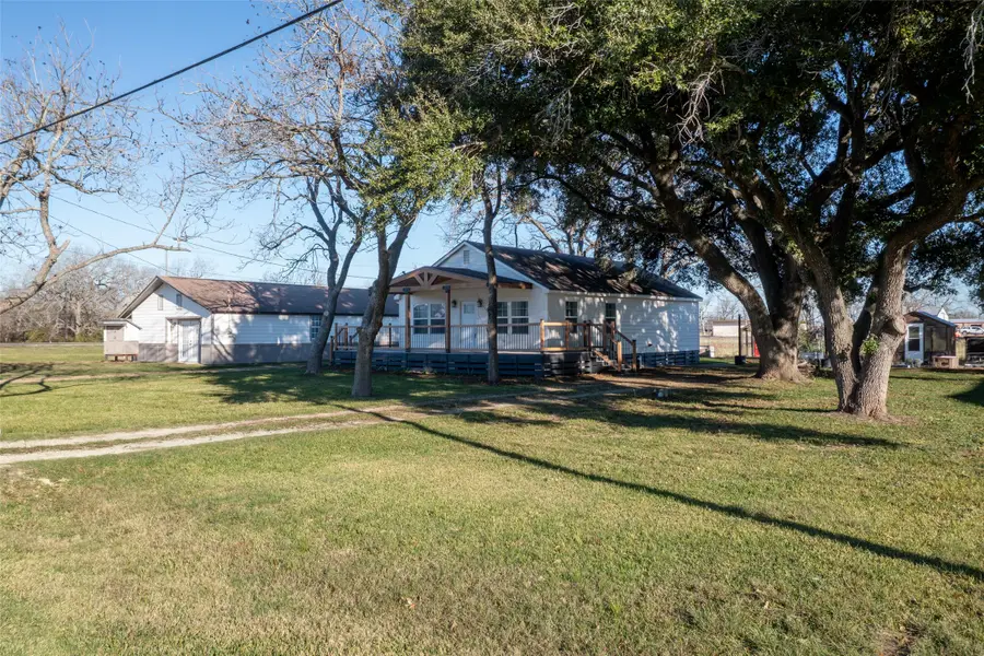 210 W Mulberry Avenue, Wharton, TX 77488 - Image #2