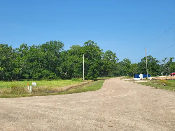 68 Conestoga Trl, Angleton, TX 77515