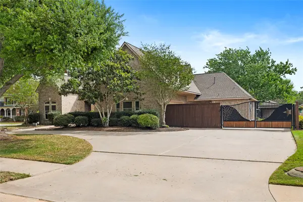 704 Heritage Oaks Dr, Angleton, TX 77515