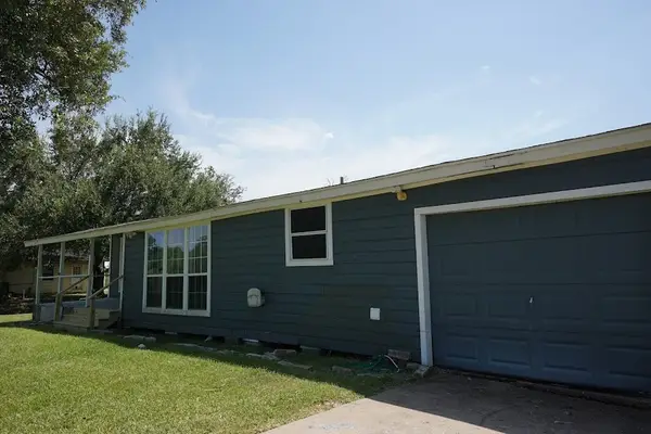 306 Center Way Street, Lake Jackson, TX 77566