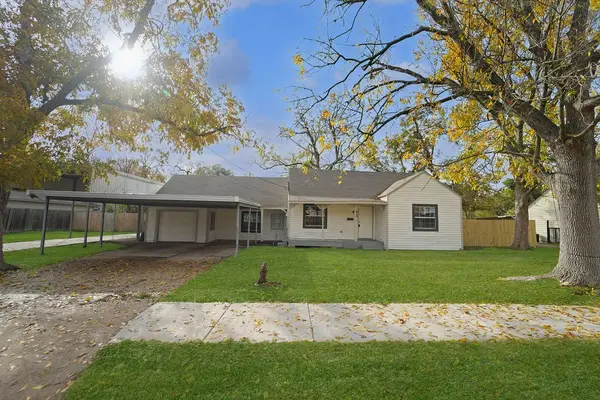 214 E 1st Street, Deer Park, TX 77536