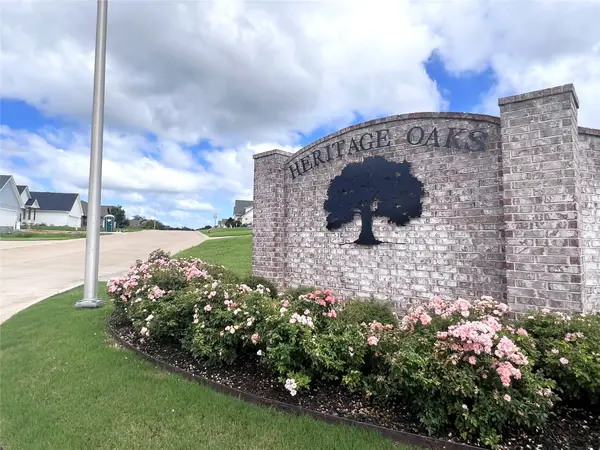 2404 Oak Hollow Lane, Brenham, TX 77833