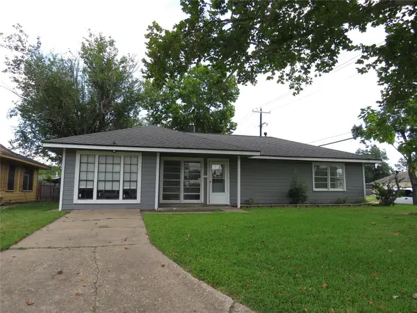 2902 Tarpey Avenue, Texas City, TX 77590
