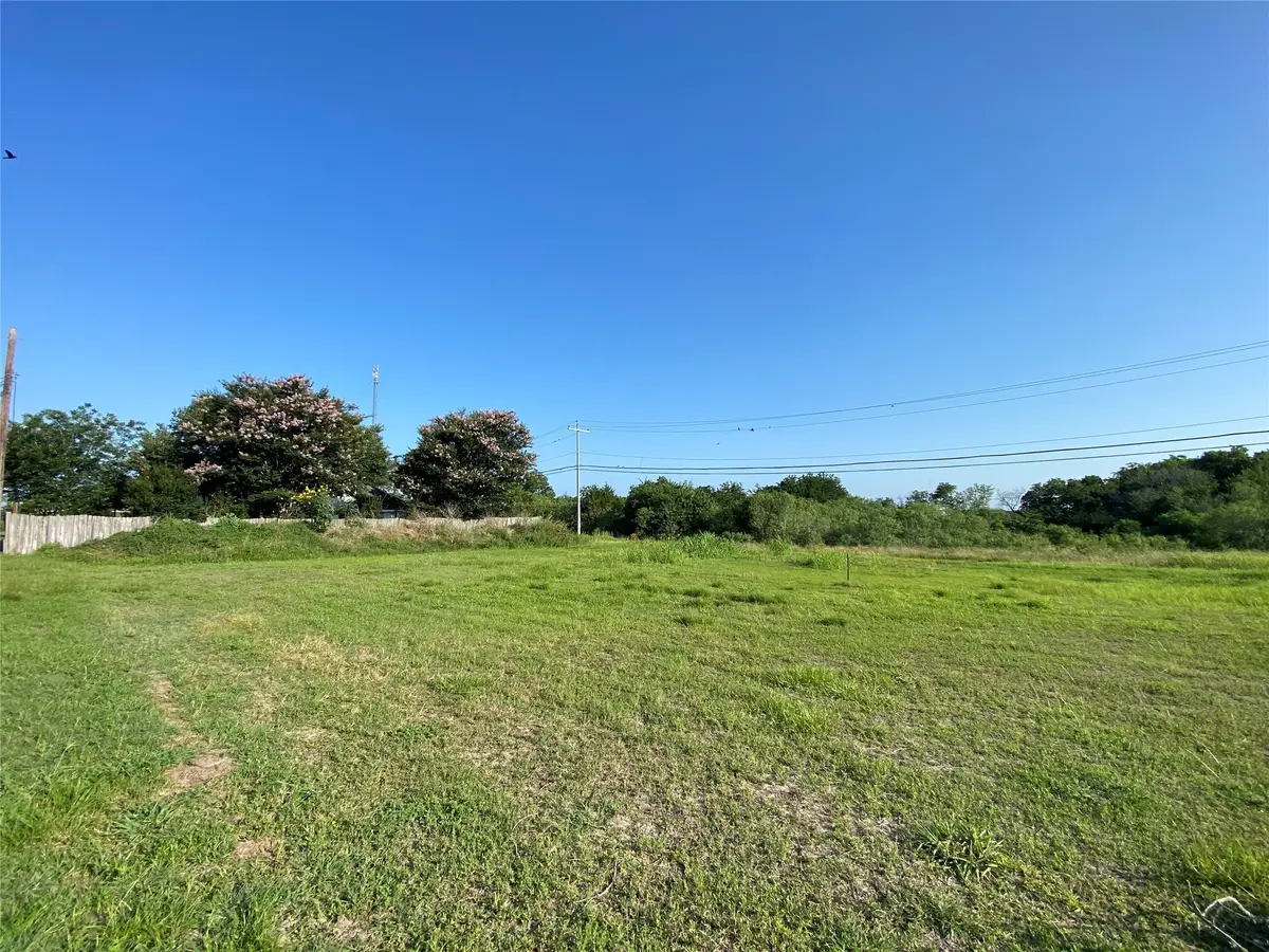 305 & 307 N Upton Avenue, Schulenburg, TX 78956 - Image #1