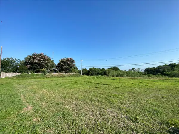 305 & 307 N Upton Avenue, Schulenburg, TX 78956