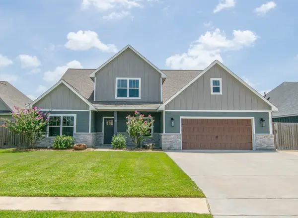 16 Greystone Court, Angleton, TX 77515
