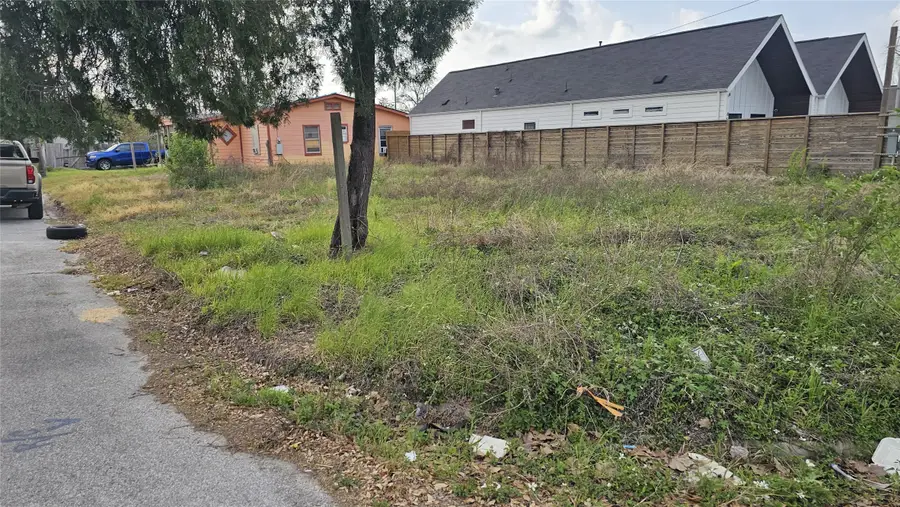 1415 & 1417 Amundsen St Street, Houston, TX 77009 - Image #3