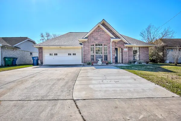 21 Alexander Court, Angleton, TX 77515