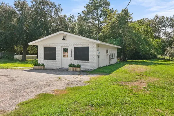 1300 S Kansas Avenue, Anahuac, TX 77514