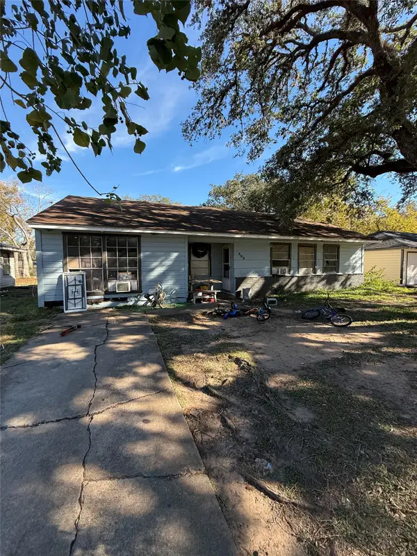 303 Cypress Street, Lake Jackson, TX 77566