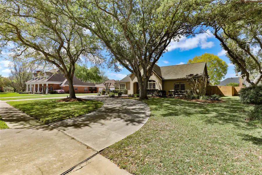 105 Paint Brush Street, Lake Jackson, TX 77566 - #3