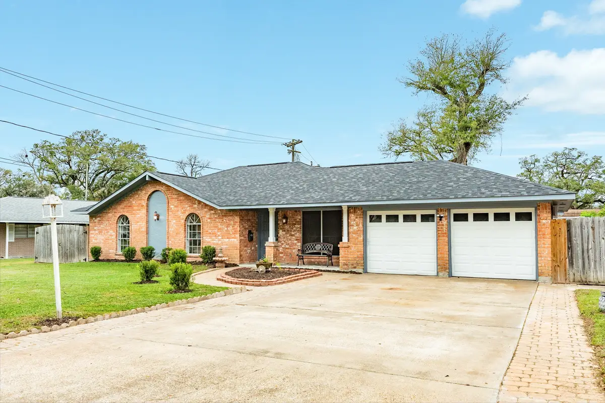 112 Pine St, Lake Jackson, TX 77566 - Image #1