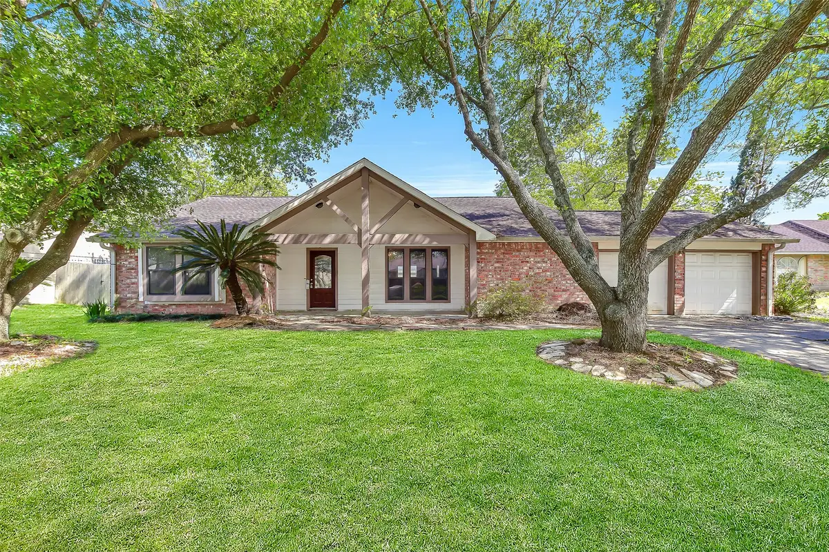 1116 W Castlewood Avenue, Friendswood, TX 77546 - #1