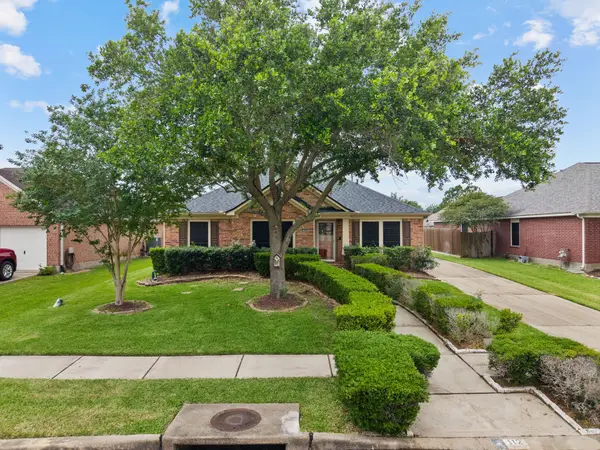 112 Sandstone Bend Lane, Dickinson, TX 77539