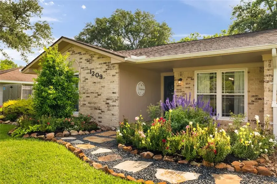 1209 Kansas Avenue S, Anahuac, TX 77514 - Image #2