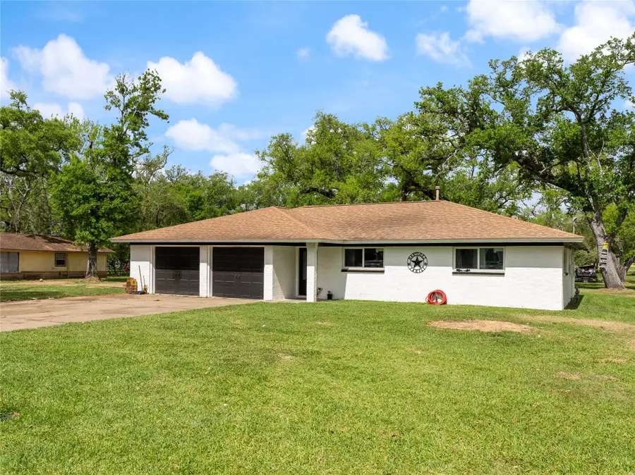496 James Street, Clute, TX 77531 - #2