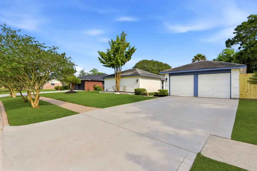 621 W Castle Harbour Drive, Friendswood, TX 77546 - #3