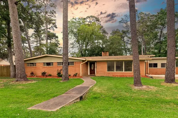 925 Royal Oak Drive, Dickinson, TX 77539