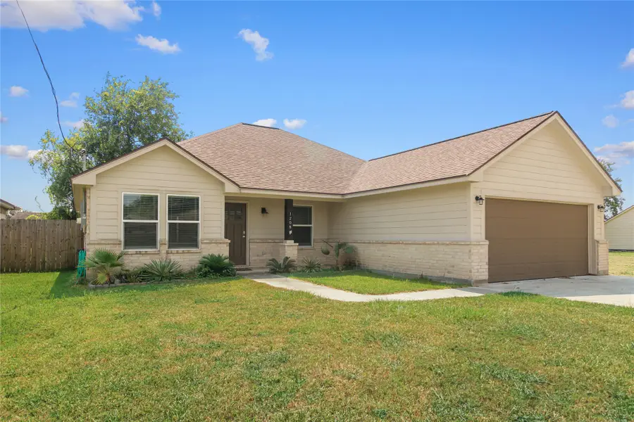 1208 E Henderson Road, Angleton, TX 77515 - Image #2
