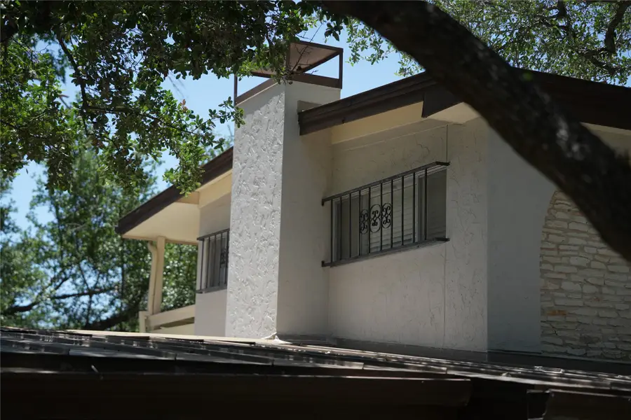 7044 Comanche Trail, Austin, TX 78732 - Image #2