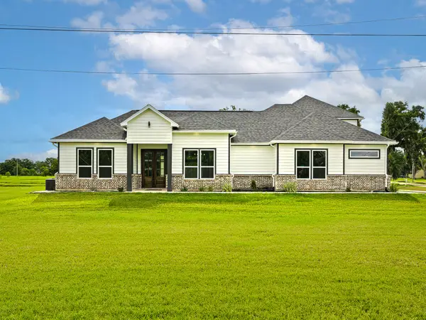 500 Campfire Trail, Angleton, TX 77515