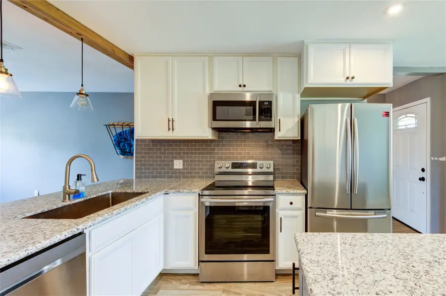 1226 Avenue H, Danbury, TX 77534 - Image #2