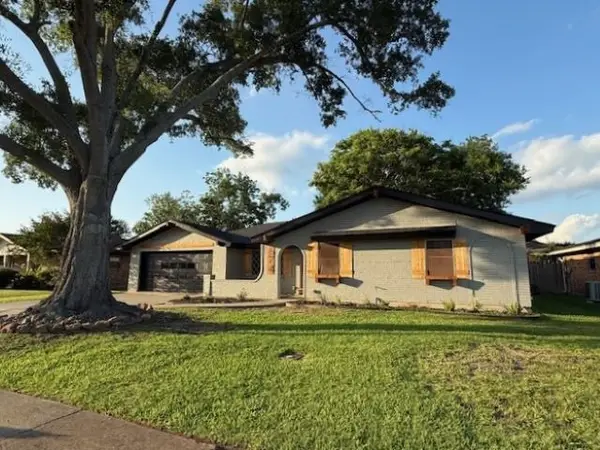 674 Meadowgreen Drive, Port Neches, TX 77651