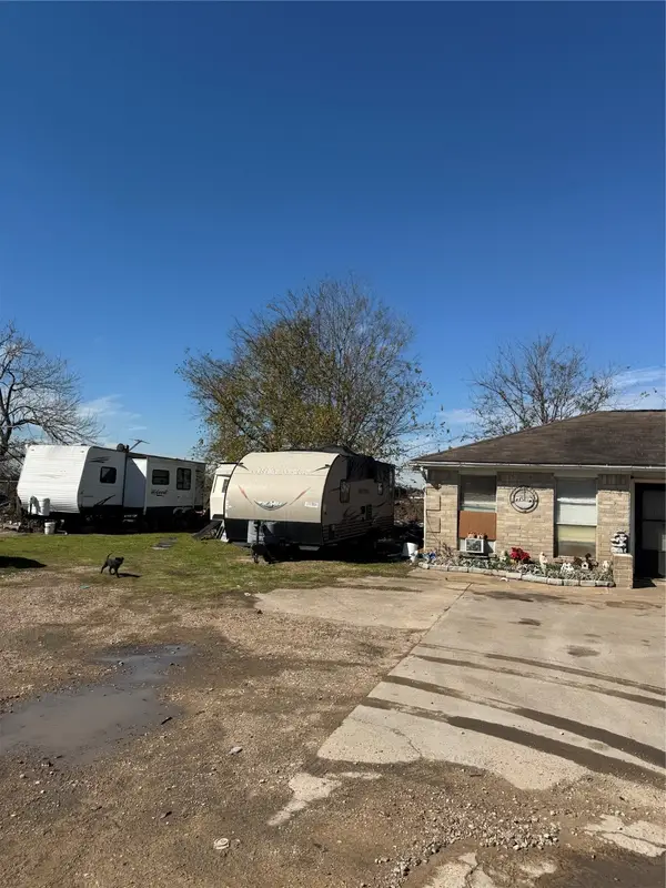 1124 Rosas Street, Stafford, TX 77477