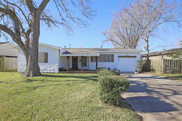 506 Azalea Street, Lake Jackson, TX 77566
