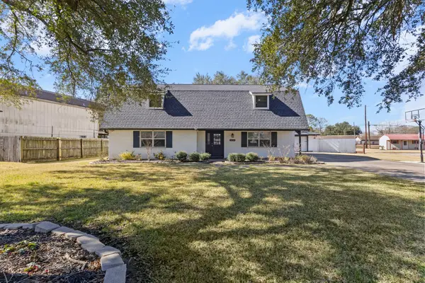 2850 Seattle Street, Nederland, TX 77627