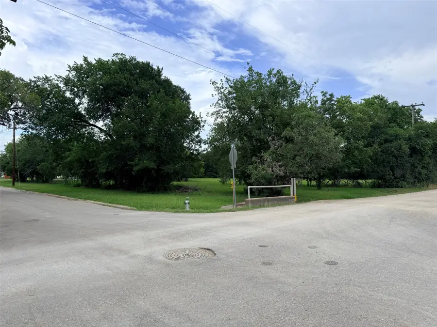 702 E Courthouse Street, Cuero, TX 77954 - #2