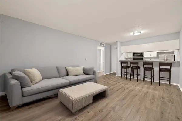 7313 Gulf Freeway #904, Houston, TX 77017