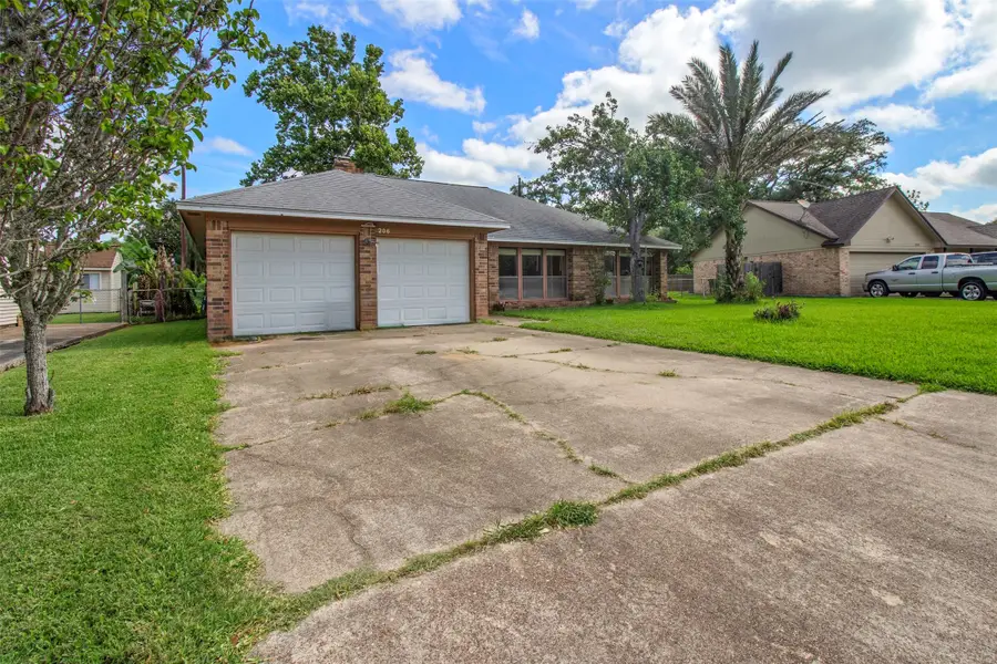 206 Stanford Street, Lake Jackson, TX 77566 - #2