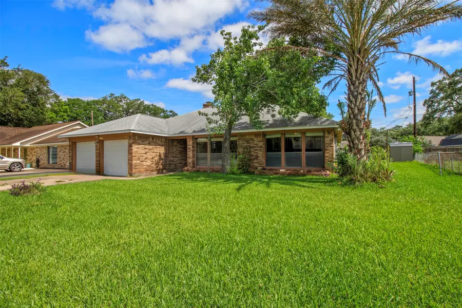 206 Stanford Street, Lake Jackson, TX 77566 - #3