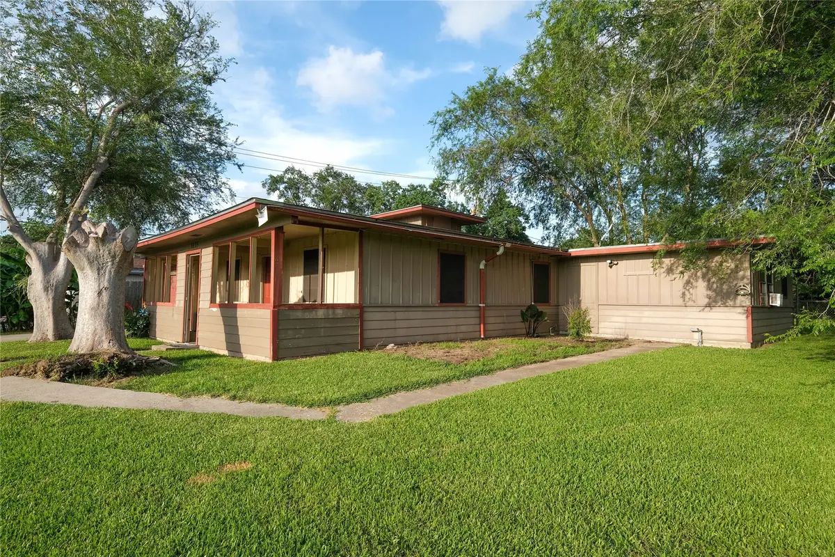 1135 Yaupon Street, Freeport, TX 77541 - Image #1