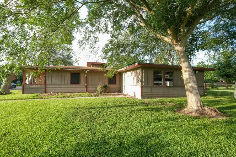 1135 Yaupon Street, Freeport, TX 77541 - Image #3