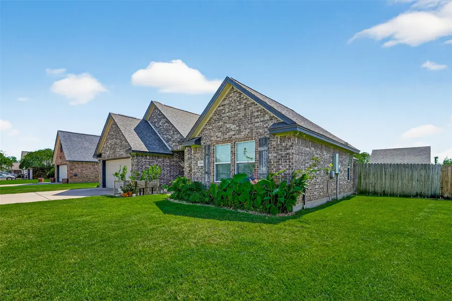 504 Lexington Avenue, Clute, TX 77531 - Image #2