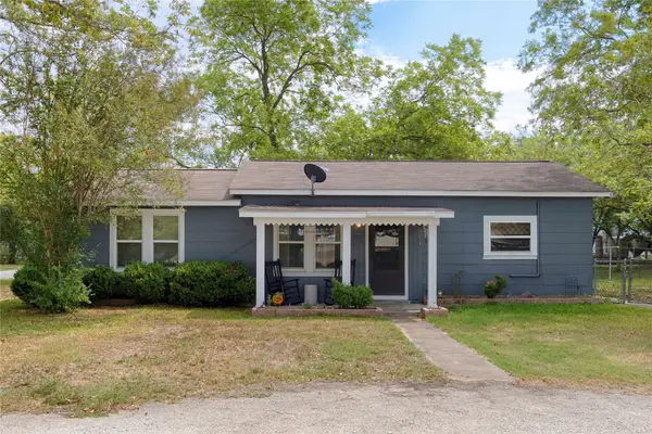 401 W Live Oak And 504 S Pecan Street, Moulton, TX 77975