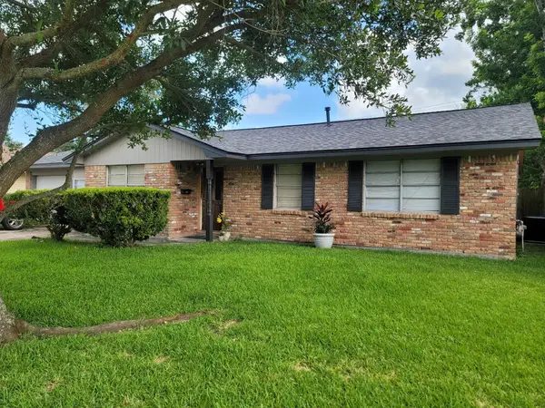 129 Mulberry Street, Lake Jackson, TX 77566