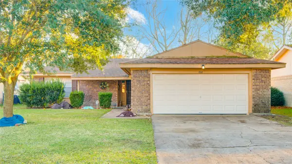 700 N Plantation Drive, Angleton, TX 77515