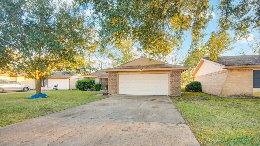 700 N Plantation Drive, Angleton, TX 77515 - Image #2
