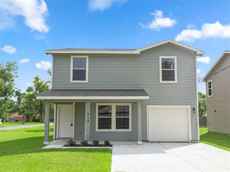 312 N Orange Street, Sweeny, TX 77480 - Image #2